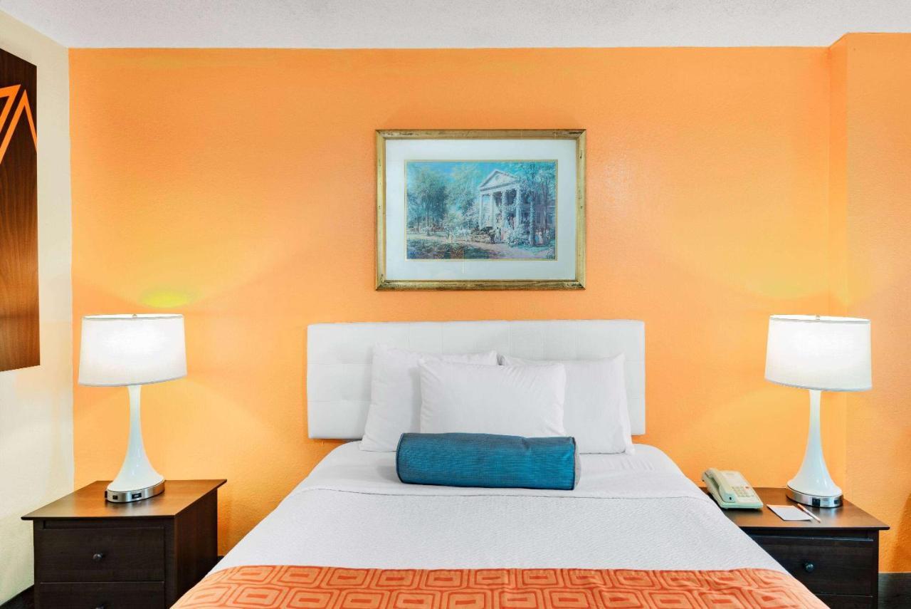 Howard Johnson By Wyndham Staunton Exterior foto